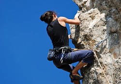 frau_klettert1_45868837.jpg